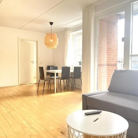 Two-bedroom Located In The Charming Of * フレゼリシア